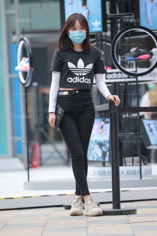 两位黑色紧身裤小姐姐