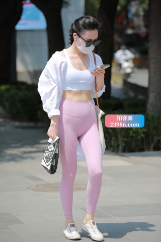 街拍粉色弹力裤sf