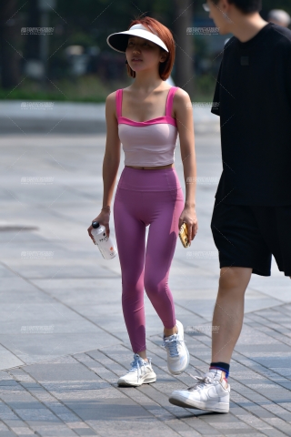 ★艳丽水粉瑜伽裤美女