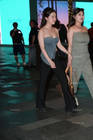 偶遇丰满的黑色长裤美姐