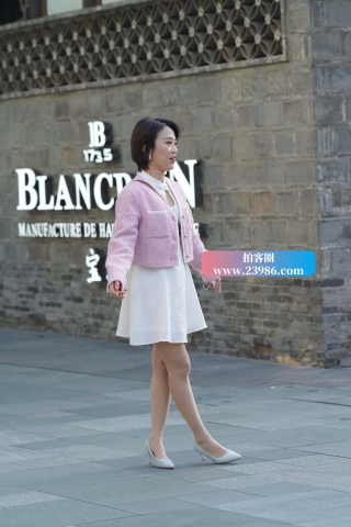 搭讪白裙高跟短发女