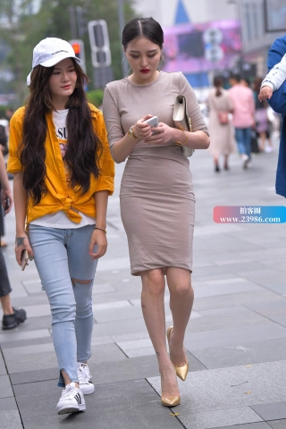 性感的金色高跟鞋女郎