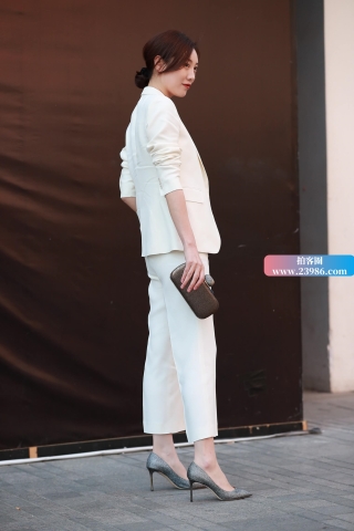 白衣白裤姐姐