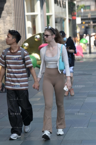 哥们这是谈了个洋妞呀~