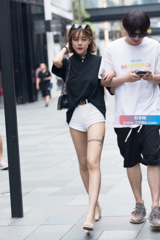 街拍笑容满面的大长腿小姐姐