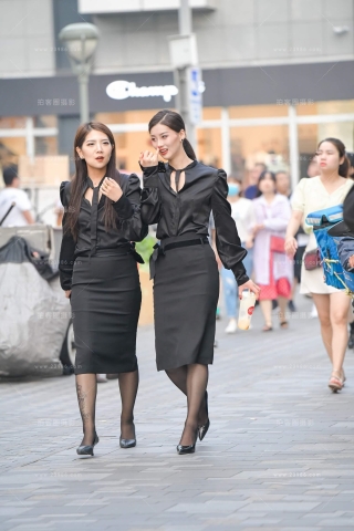 街拍一对黑丝黑裙高跟美女