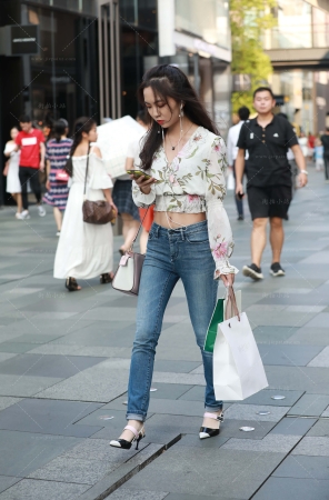 搭讪逛街购物的牛仔美眉