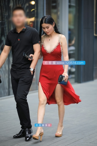 【凯恩赛帖】低胸养眼长裙 凸显性感女人味!