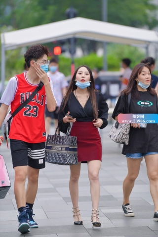 街拍红短裙姑娘