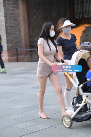 抓拍丰腴韵味美腿宝妈