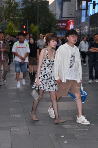 夜拍超薄灰丝裙装女友