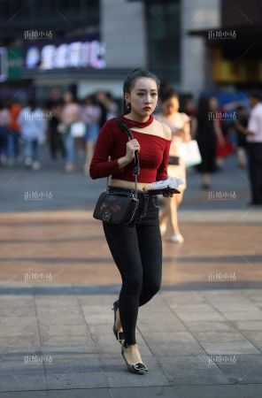 红衣紧身牛仔马尾辫街拍美女