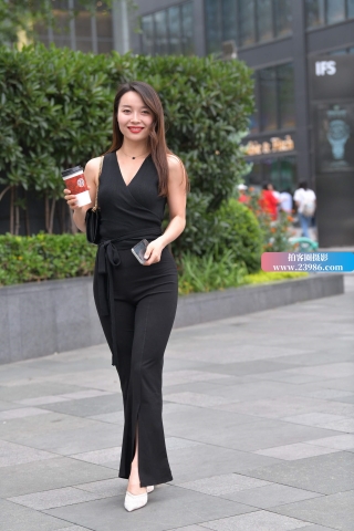 美女的笑容很美