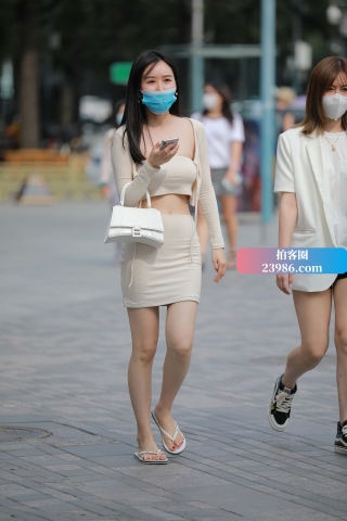 街拍人字拖，米色短裙小姐姐