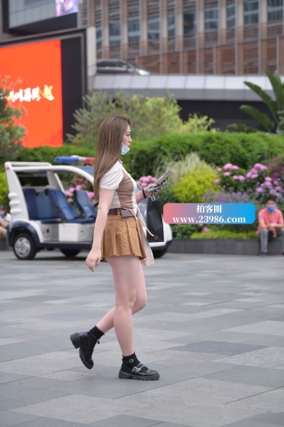 街拍超短裙美腿微胖小姐姐