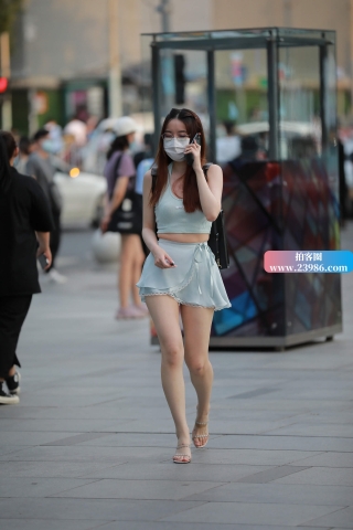 街拍打电话的眼镜妹