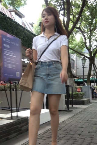 4K 漂亮的牛仔裙白衬衫美女姐姐自信满满（视频版）