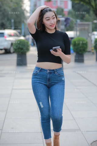 【玻璃街拍】丰满性感牛仔裤美女【原图+视频】