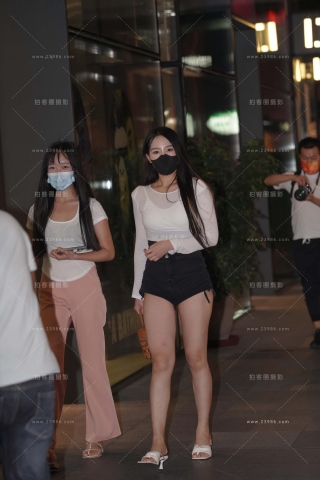 夜拍热裤美腿小妹 part1