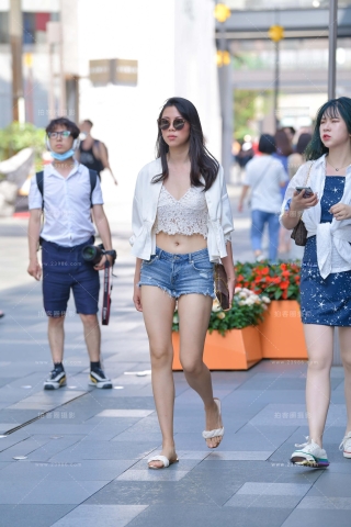 街拍热裤墨镜美眉