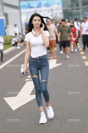 纤细美腿，紧牛美女