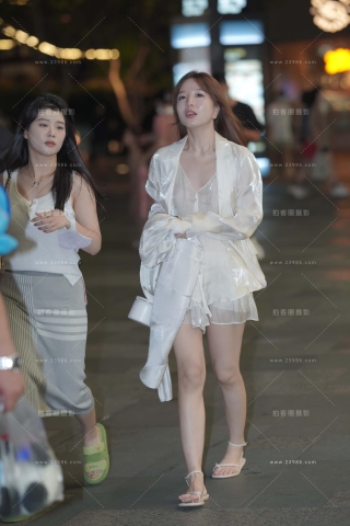 街拍白皙白裙小姐姐