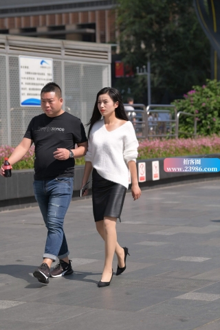 街拍皮裙丝袜美女