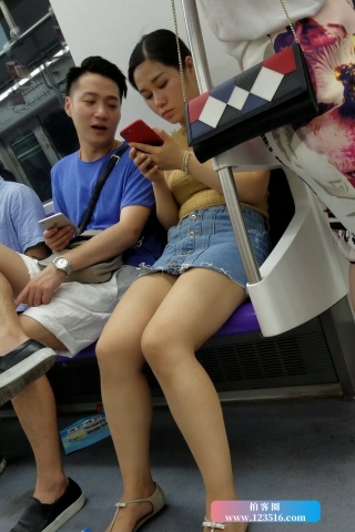 4K - 街拍牛仔短裙姑娘 [1.45 GB/MP4]（视频版）