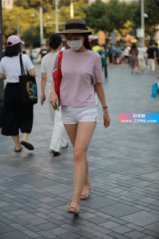 街拍白热牛小姐姐