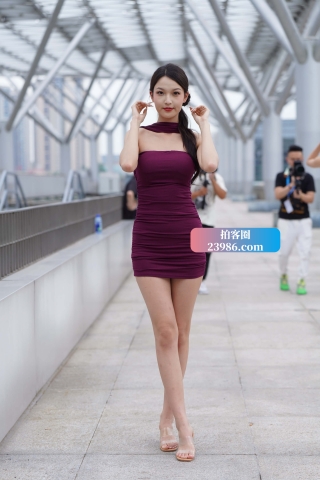 曲线优美短裙美女