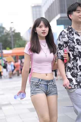 青春热裤女孩儿