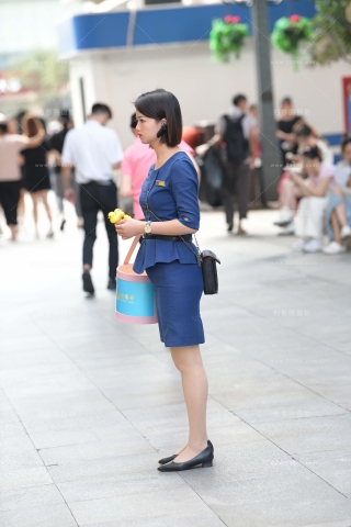 偶遇发小礼品的工装R丝美女