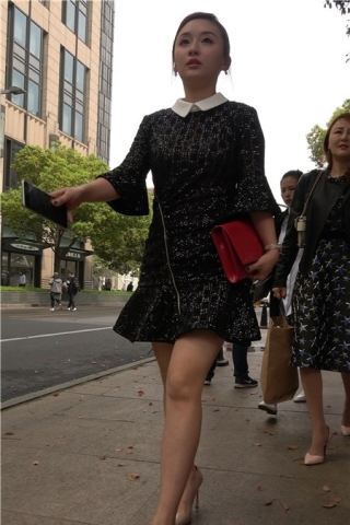 4k-街拍米色高跟鞋连衣裙美腿极品美女 [1.90 GB]（视频版）