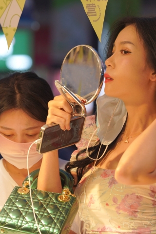 夜拍一个人逛街的肉丝美女