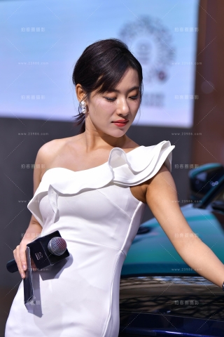 ★漂亮主持洁白长裙美女