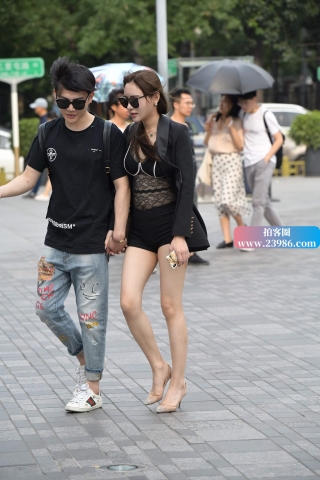 街拍气质的墨镜女