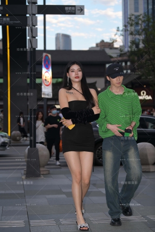 夜拍超短裙美腿美女