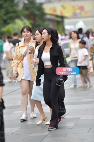 街拍黑色长裤美女