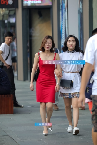 【凯恩赛帖】笑容灿烂的红裙少妇