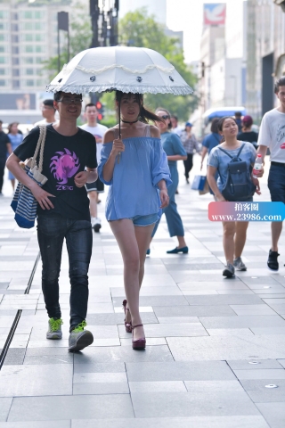 撑伞的一对情侣