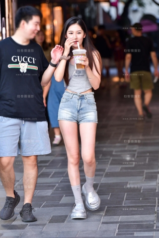 喝奶茶的热裤美眉