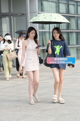 街拍白皙长腿姐妹