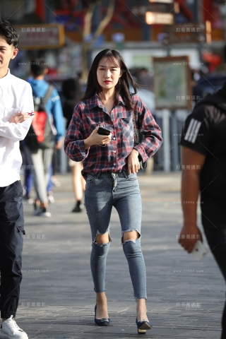 美腿女孩 往上提提腿更美