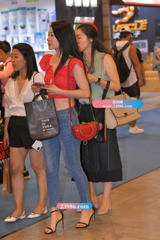 【红石赛帖】性感紧身牛仔裤美女