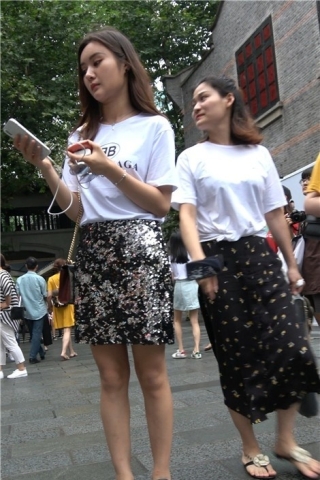 4K - 街拍白T恤美腿小姐姐的短裙亮闪闪 [1.67 GB]（视频版）