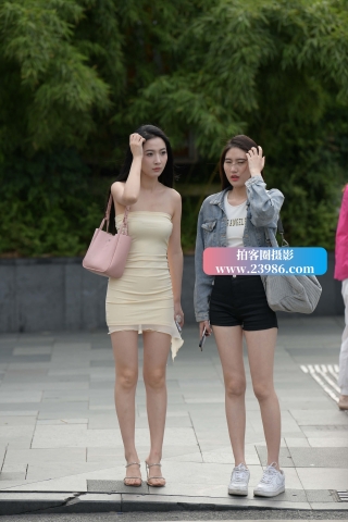 街拍大长腿美女闺蜜