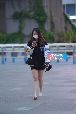 美女直接提着高跟鞋，赤脚走~