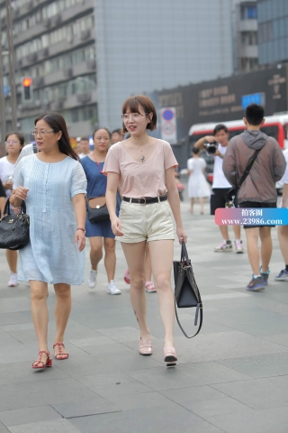 街拍粉色T恤短发眼镜妹