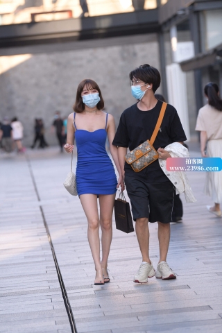 街拍蓝色吊带裙美女