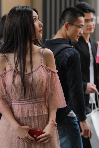 长得好看 才到处看看